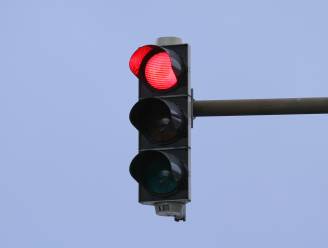 “Door het rood gereden? Dat licht verandert er al na drie seconden”: Chauffeur krijgt geldboete na negeren van verkeerslicht