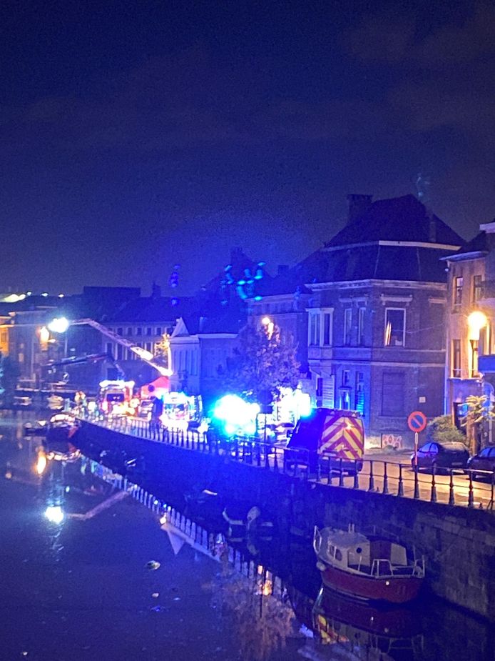 De duikers van Gentse brandweer halen het wrak uit het water. Voor de inzittenden kwam alle hulp te laat.