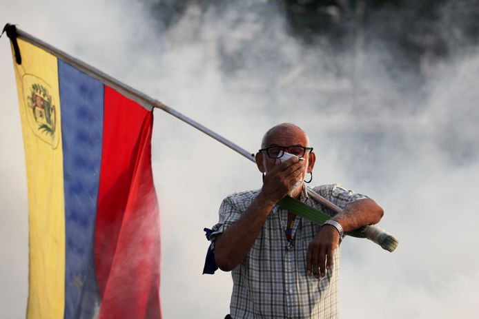 Een aanhanger van Guiado met een Venezolaanse vlag in Caracas.