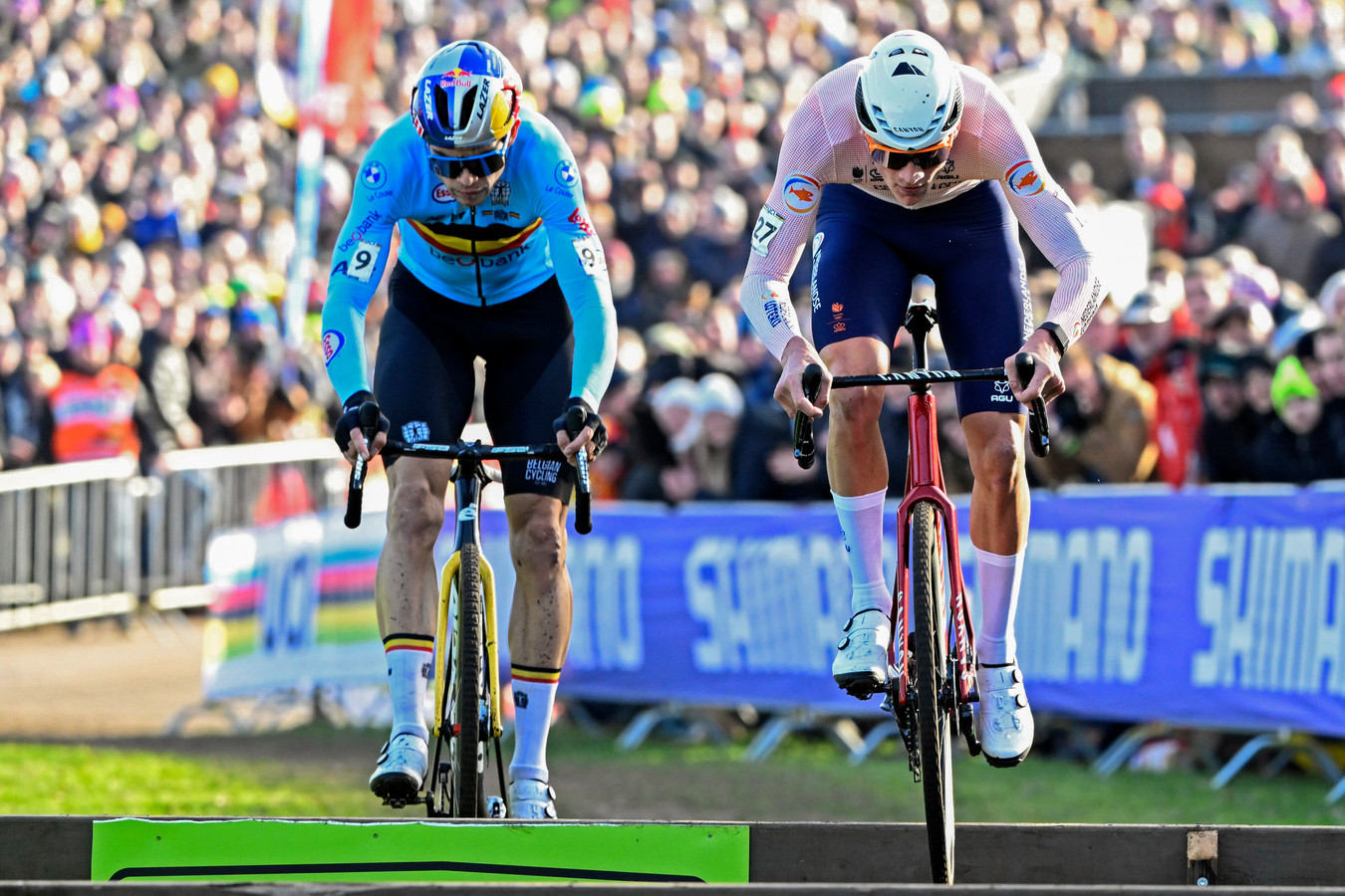 Mathieu van der Poel voor vijfde keer wereldkampioen veldrijden na