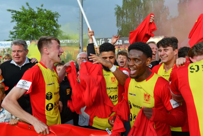 CSV Apeldoorn spaarzaam lichtpuntje in duister voetbaljaar, zes clubs ...