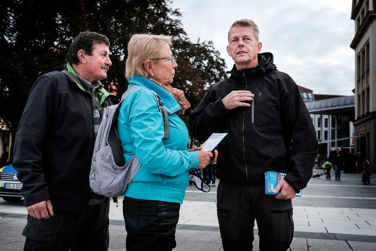 Karsten Hilse (rechts, lid van de Bondsdag en AfD-kandidaat) op campagne in Bautzen. Beeld Daniel Rosenthal