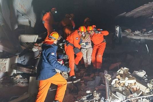 Het Nederlandse Usar-team met een van de in totaal twaalf geredde ovelevenden.