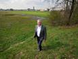 John Mooij bij het gebied waarover al jaren over de vestiging van een bedrijventerrein wordt gesproken.