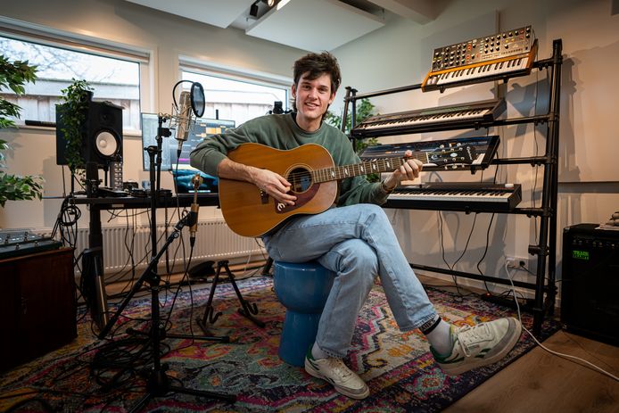 Blanks, artiestennaam van Simon de Wit, in zijn atelier in Harkstede. Hij is musicus en YouTuber met een enorme aanhang. Hij treedt vrijdag op in Metropool Enschede.