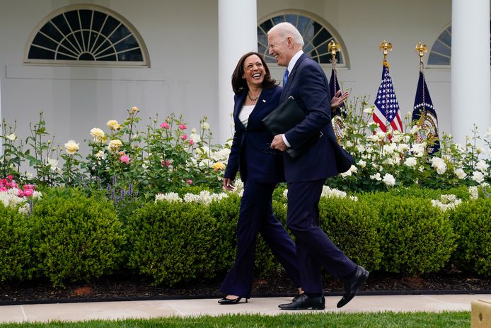 President Joe Biden en vicepresident Kamala Harris wandelen door de Rozentuin van het Witte Huis.