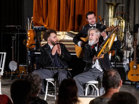 Släpstick vermaakt jong en oud met kolderiek muzikaal theater, mogelijk voor de laatste keer