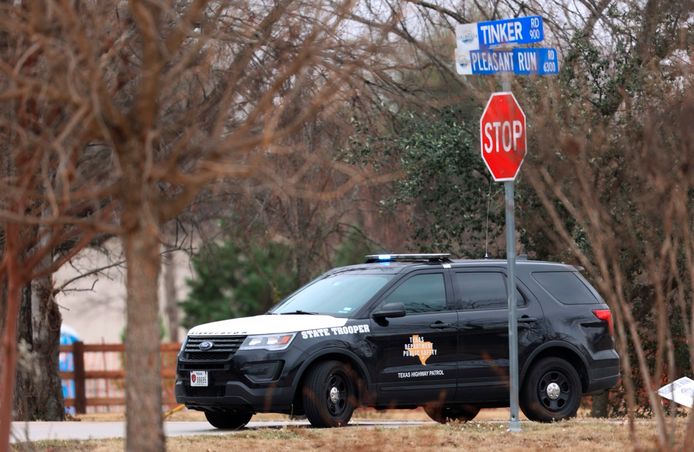 De politie beveiligt het gebied rond de synagoge van Congregation Beth Israel.