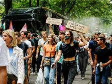 ‘Duizenden mensen’ demonstreren in feestelijke stoet tegen festivalverbod: ‘Het is nu onze tijd’