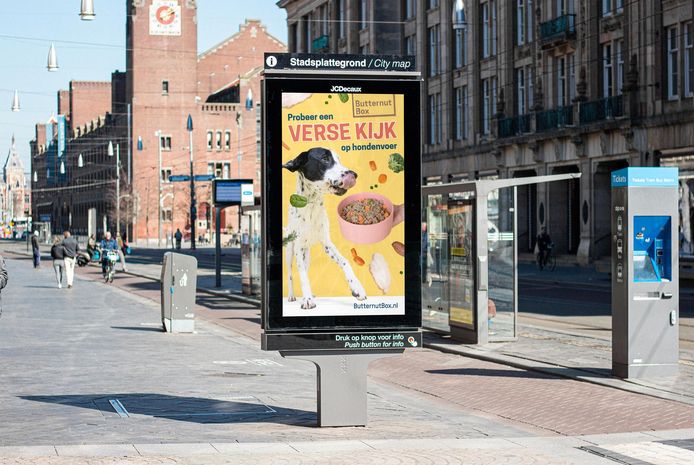 Hond Caja op een reclamebord