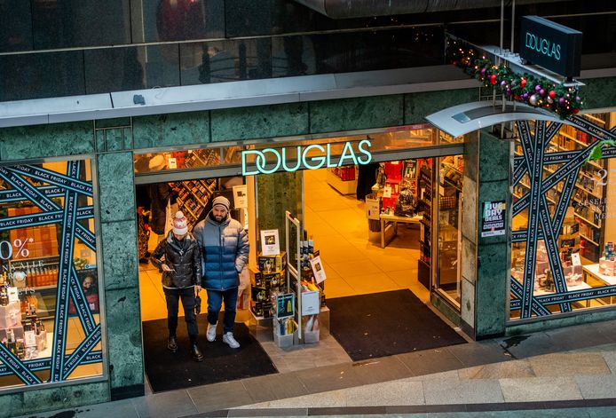 Slechts een handjevol ondernemers in hartje Rotterdam houdt nu het kouder wordt de winkeldeuren dicht. Parfumerie Douglas in de Koopgoot zou wel willen, maar kan niet, vanwege de grote schuifpui.