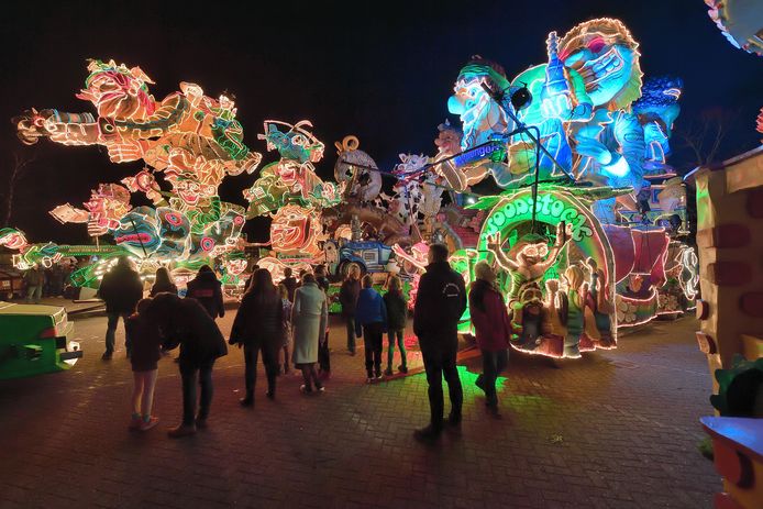 Verlichte carnavalswagens kijken bij Partycentrum Koch.