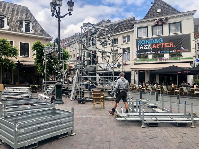 Op de Havermarkt wordt na vier dagen Breda Jazz Festival het podium afgebroken.