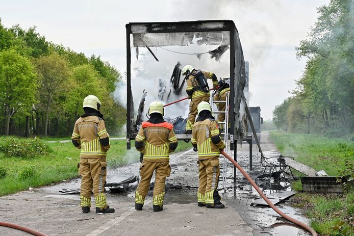 Meubels in vrachtwagen in brand op de Paralleleweg langs de N269 in Hilvarenbeek.