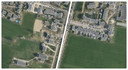 De twee locaties die nog in beeld zijn voor de nieuwe school. Met links Megen Zuidwest en rechts Megen Zuidoost. De Kapelstraat scheidt de locaties van elkaar.