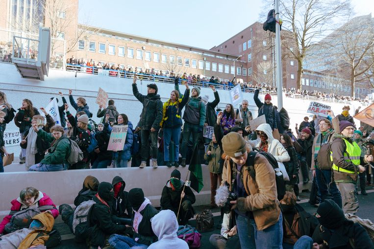 Een paar duizend mensen kwamen naar Den Haag om mee te doen aan het klimaatprotest. Beeld Fenna Jensma