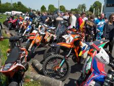 Ongeloof en verslagenheid tijdens massaal afscheid van rallyheld Bram: ‘niet te bevatten wat er is gebeurd’