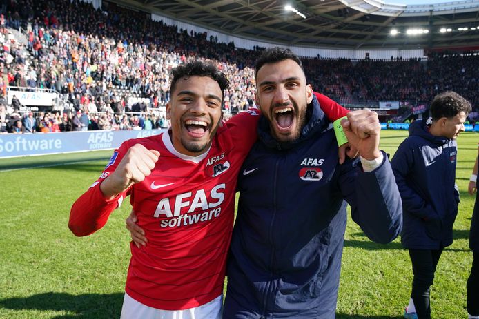 Owen Wijndal (l) en Vangelis Pavlidis vieren de zege op Feyenoord.