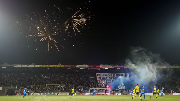 Beelden van het vuurwerk tijdens de wedstrijd PEC Zwolle - Fortuna Sittard (3-1) afgelopen zaterdag.
