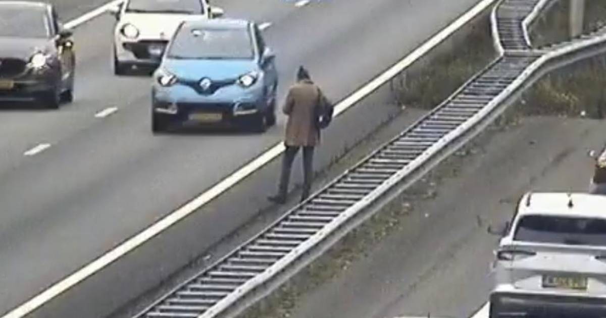 Voetganger haalt levensgevaarlijke caperiolen uit op de A1: ‘Hij ging bij Hoevelaken rechtsaf’