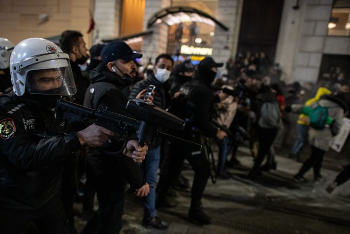 Met getrokken wapens drijft de Turkse oproerpolitie demonstranten uiteen. Ook gebruikte de politie pepperspray tegen de voornamelijk uit vrouwen bestaande groep betogers, die pleitten voor meer aandacht voor geweld tegen vrouwen.