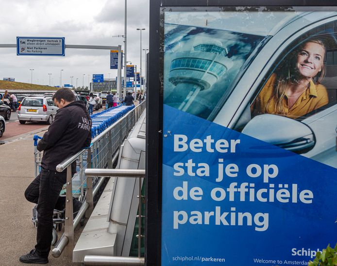 Een bord van Schiphol parking roept op tot het parkeren van auto's op het terrein van Schiphol en niet in zee te gaan met valet parkeer service bedrijfjes.