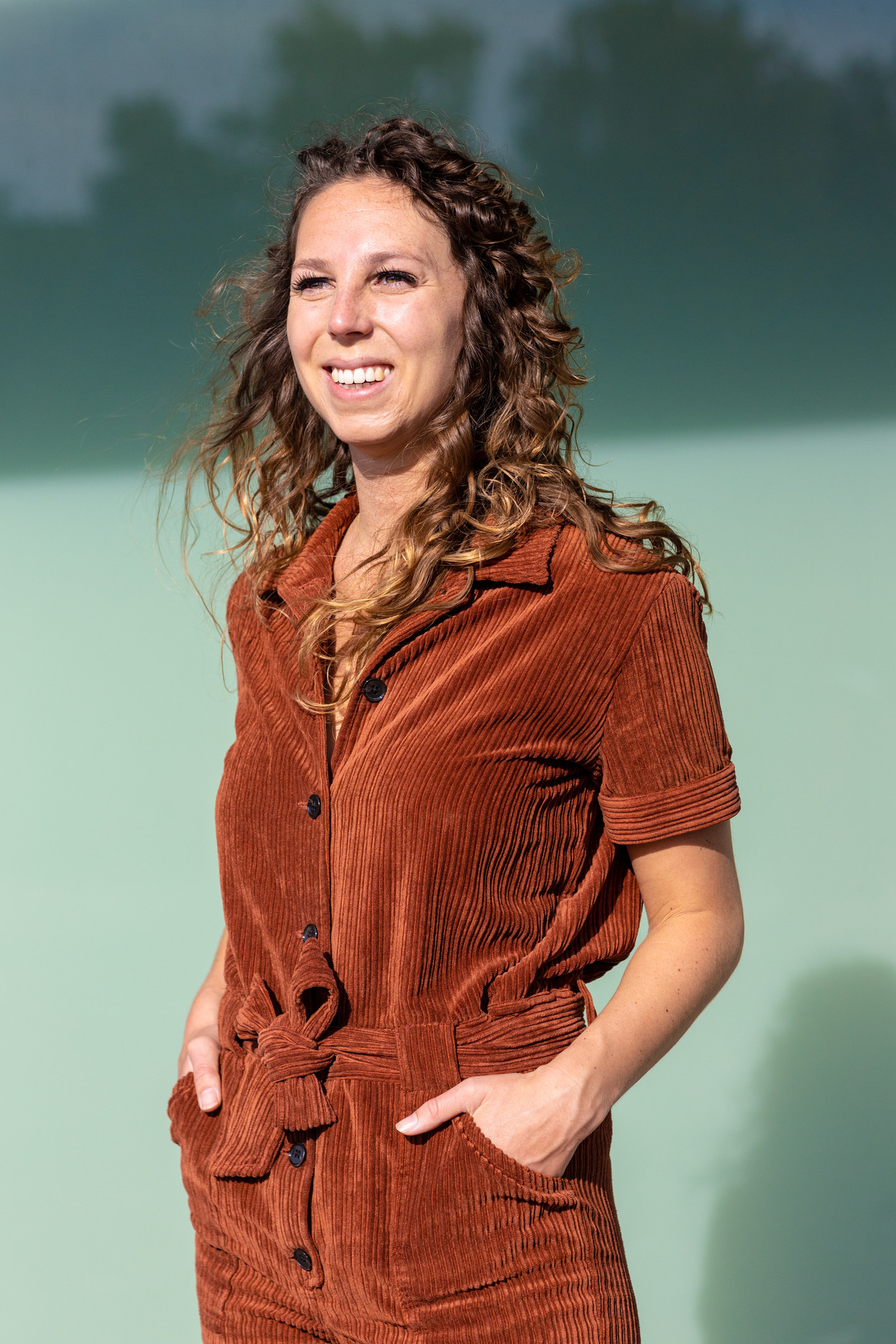 Economieredacteur Marieke de Ruiter  wilde het echte verhaal achter de bezorgers en onderaannemers van pakketbedrijven achterhalen. Beeld Ines Vansteenkiste-Muylle