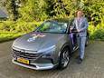 Burgemeester Anton Stapelkamp met zijn lintjesmobiel, waarmee hij tijdens de lintjesregen door de gemeente Aalten reed om mensen te feliciteren met hun onderscheiding.