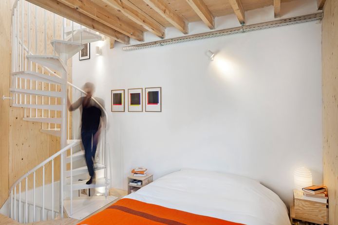 Le premier niveau de l’extension forme le deuxième étage accueillant la chambre.