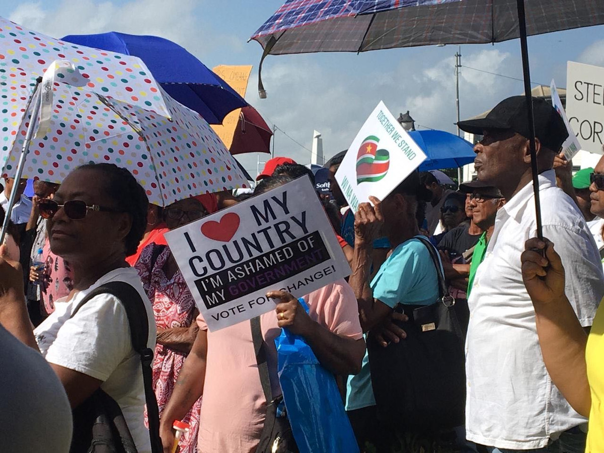 De betogers willen dat president Desi Bouterse en minister van Financiën Gillmore Hoefdraad opstappen