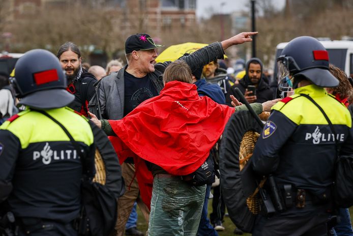 De politie grijpt in op het Museumplein.