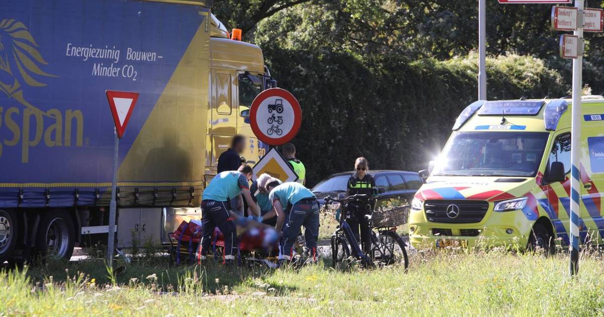 Fietser gewond bij aanrijding met vrachtwagen in Oldenzaal.