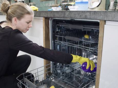 Waarom je eens per maand je vaatwasser op hogere temperatuur moet laten draaien