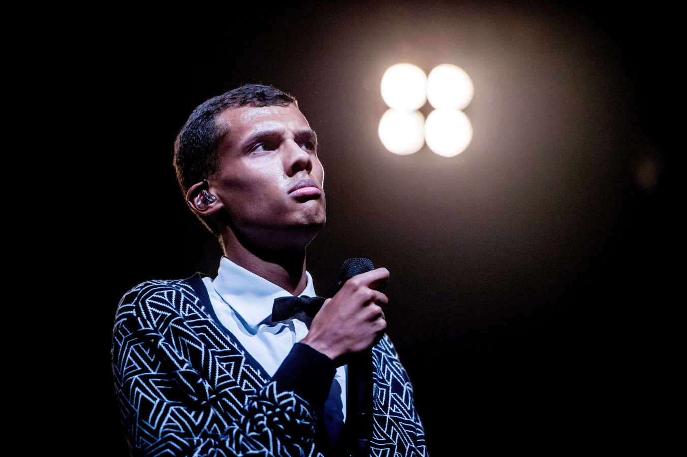 Исполнители французской музыки. Стромай. Французский певец стромае. Stromae с музыкантами. Stromae фото.