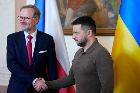 De Oekraïense president Volodymyr Zelensky vrijdag in Praag met de Tsjechische premier Petr Fiala.