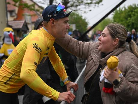 Fabio Jakobsen boekt sprintzege in Hongarije en rijdt Dylan Groenewegen uit leiderstrui
