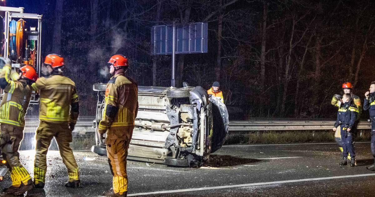 Meer dan honderd ongevallen op snelwegen door ijzel, gladde Polderbaan op Schiphol buiten gebruik.