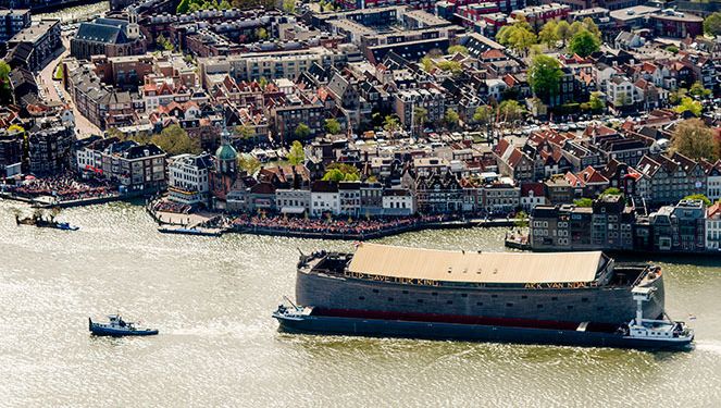 De ark voer in april mee langs het Groothoofd tijdens de botenparade op Koningsdag.