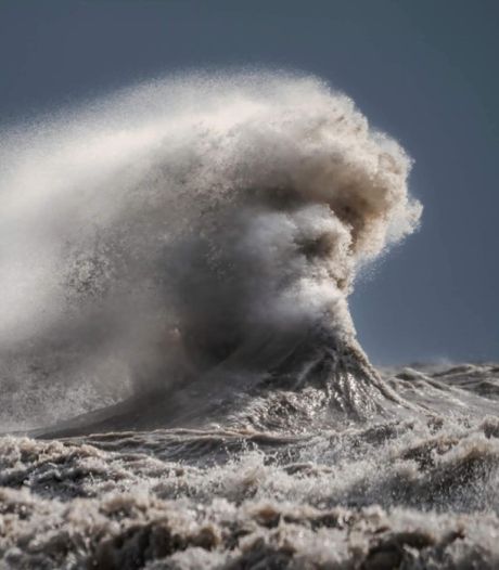 Canadese fotograaf maakt spectaculair beeld van woeste golf met gezicht: ‘Lijkt wel Poseidon te zijn’