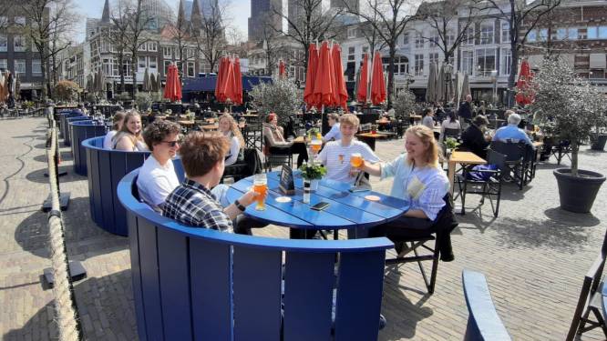 Ze zijn weer open! Burgemeesters pakken terrasje en dekentjes voor horecaondernemers