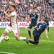 Ajax wint topper tegen PSV en houdt titelrace levend