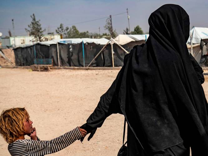 Nederlandse IS-vrouwen met kinderen ontsnapt uit kamp, ook om ‘dreiging andere vrouwen’