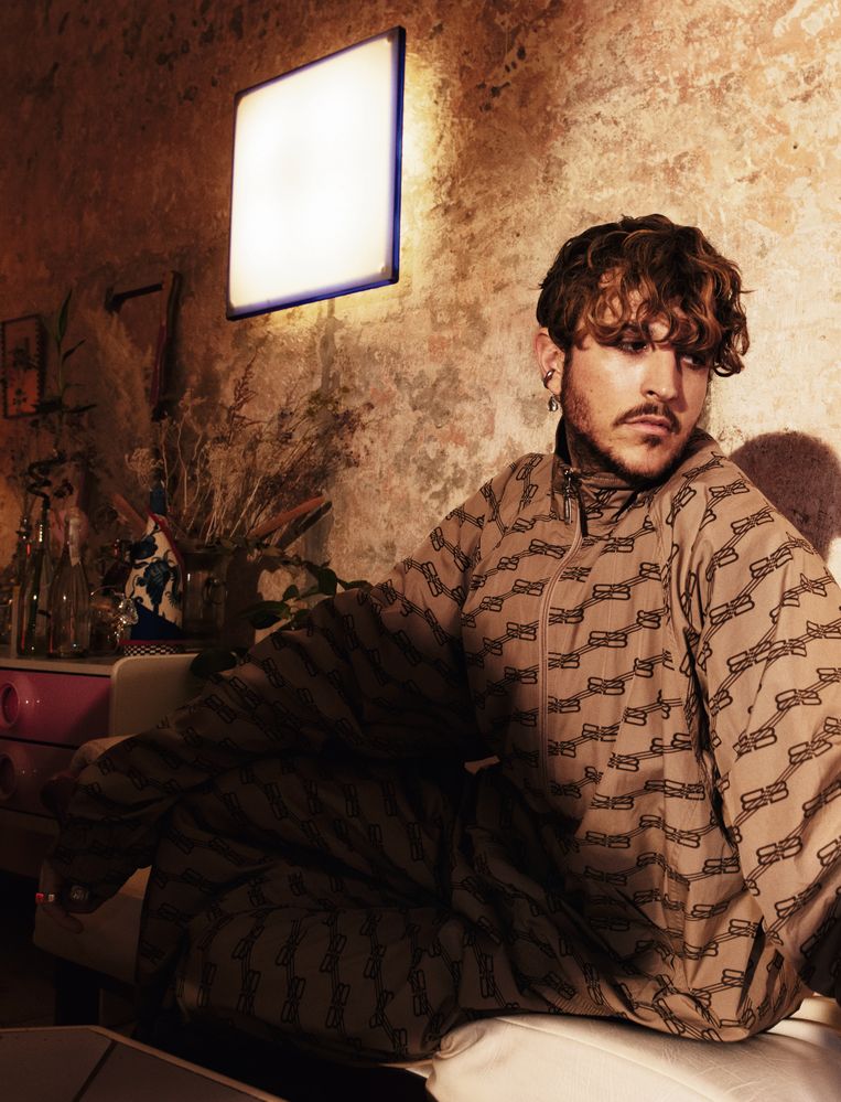 Max Colombie: ‘Mensen vragen me weleens: ‘Vond je het niet vies om jezelf aan dat WK in Qatar te verbinden?’ Maar net omdat ik zelf gay ben, vond ik het een goed idee.’ Beeld Lalo + Eva