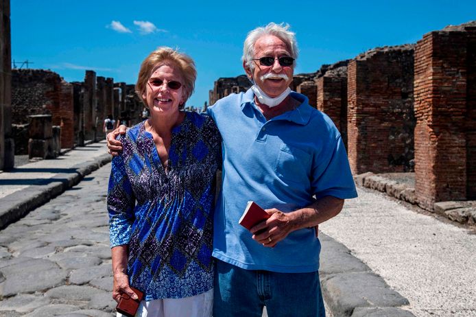 Marvin en Colleen Hewson, dolgelukkig op de archeologische vindplaats.