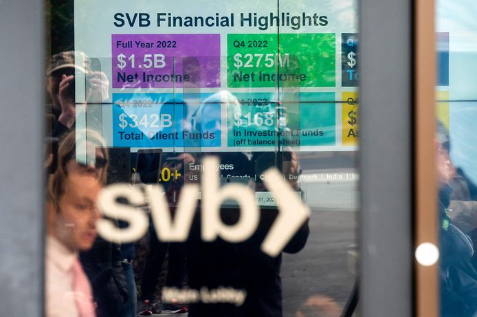 Des clients font la file devant une agence SVB aux États-Unis.