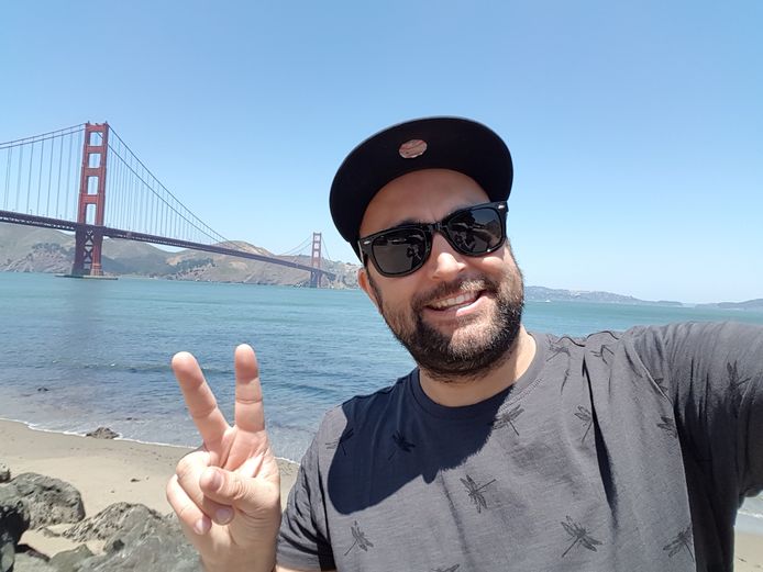 Jordy Leenaerts alias Timecop1983 in San Francisco met de Golden Gate Bridge op de achtergrond.
