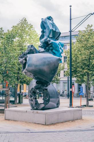 Sculptuur Arne Quinze op de Kouter moet ‘zo snel mogelijk weg’. “Overal ter wereld op handen gedragen, maar niet in eigen stad”