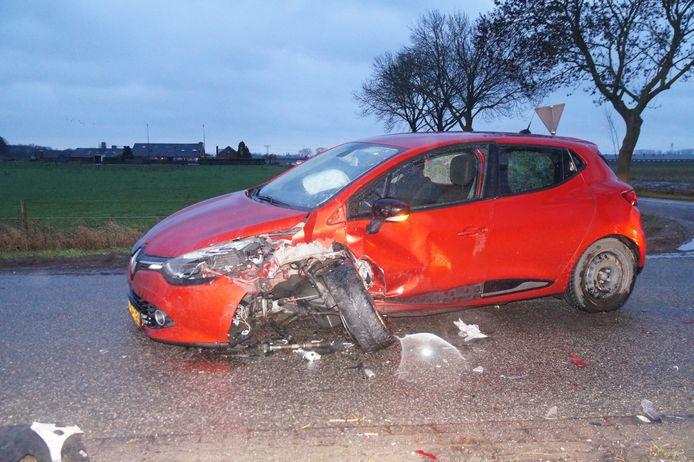De auto raakte flink beschadigd bij het ongeval in Waalwijk.