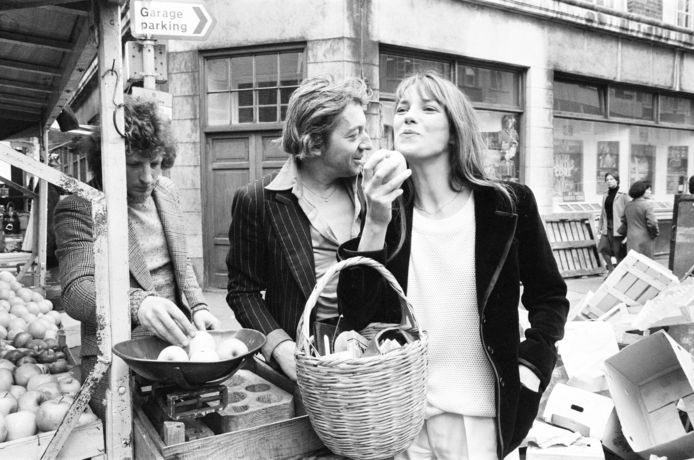 Jane Birkin met Serge Gainsbourg op een Londense markt