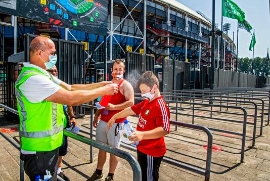 Een afkoelbeurt tegen de hitte was welkom voor veel Feyenoord-supporters.